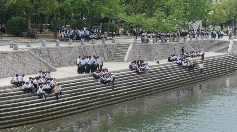 Il me semble que Hiroshima doit être visité par tout élève Japonais au moins une fois pendant sa scolarité.
